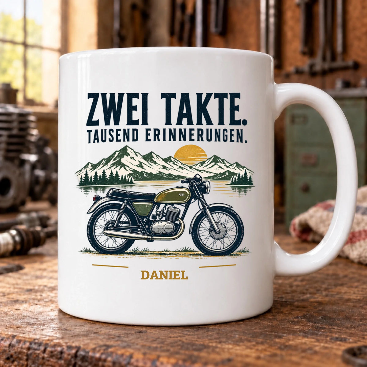 Zwei Takte – Tausend Erinnerungen – Tasse LENA im Werkstatt-Mockup