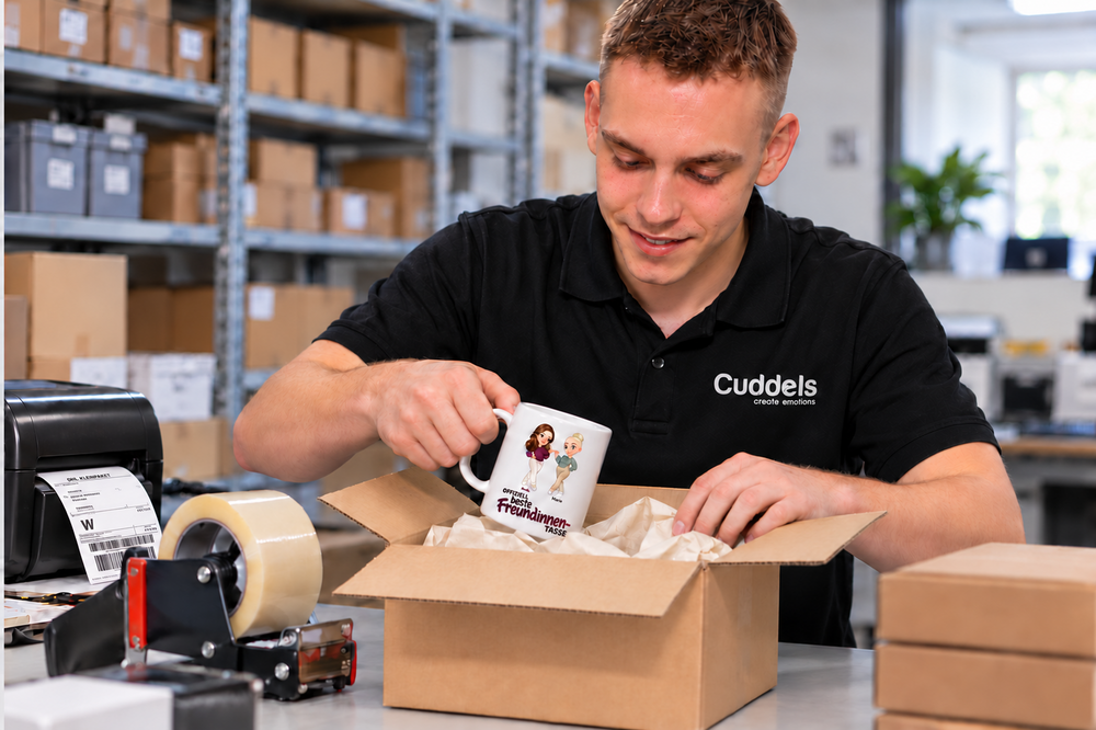 Daniel verpackt eine personalisierte Cuddels-Tasse am Bodensee