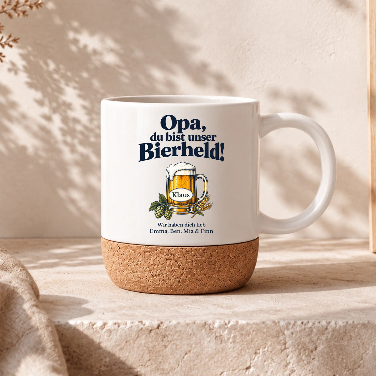 Personalisierte Opa-Tasse Bierheld mit Korksockel – Henkel rechts