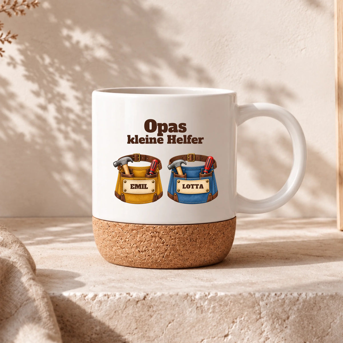 Opas kleine Helfer – personalisierte BEN-Tasse mit Enkelnamen, Henkel rechts