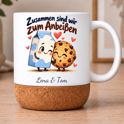 Personalisierte Milch & Keks-Tasse – Zusammen sind wir zum Anbeißen – Henkel rechts