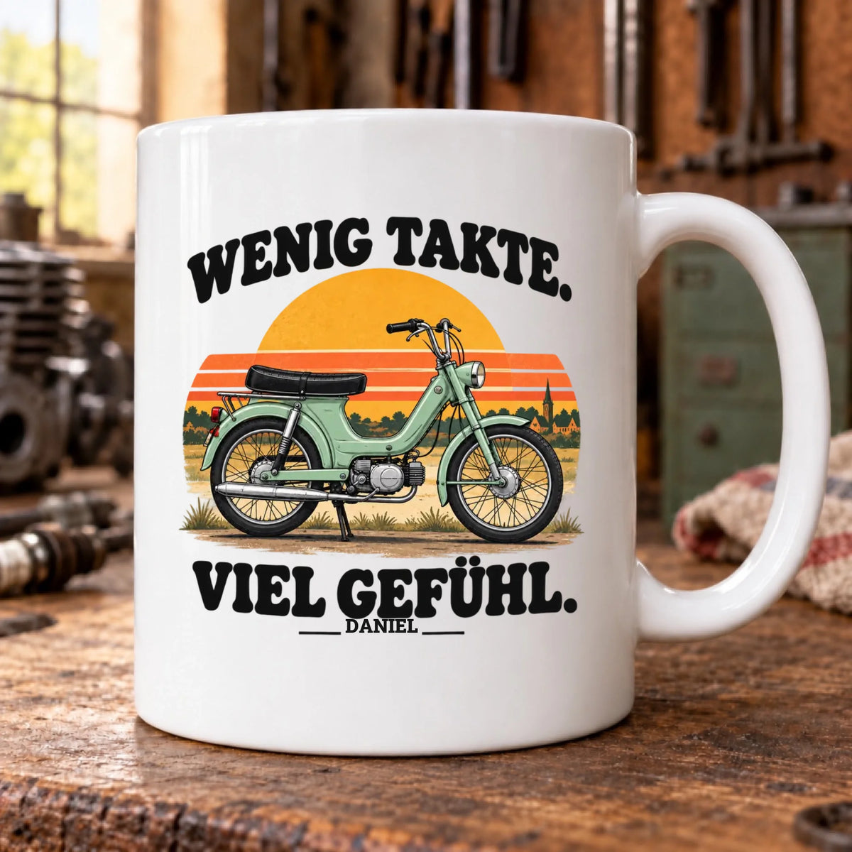 Wenig Takte – Viel Gefühl – Tasse LENA im Werkstatt-Mockup