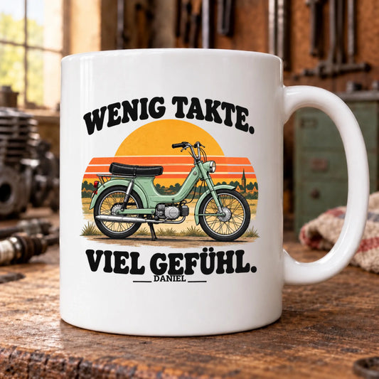 Wenig Takte – Viel Gefühl – Tasse LENA im Werkstatt-Mockup
