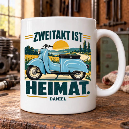 Zweitakt ist Heimat – Tasse LENA im Werkstatt-Mockup