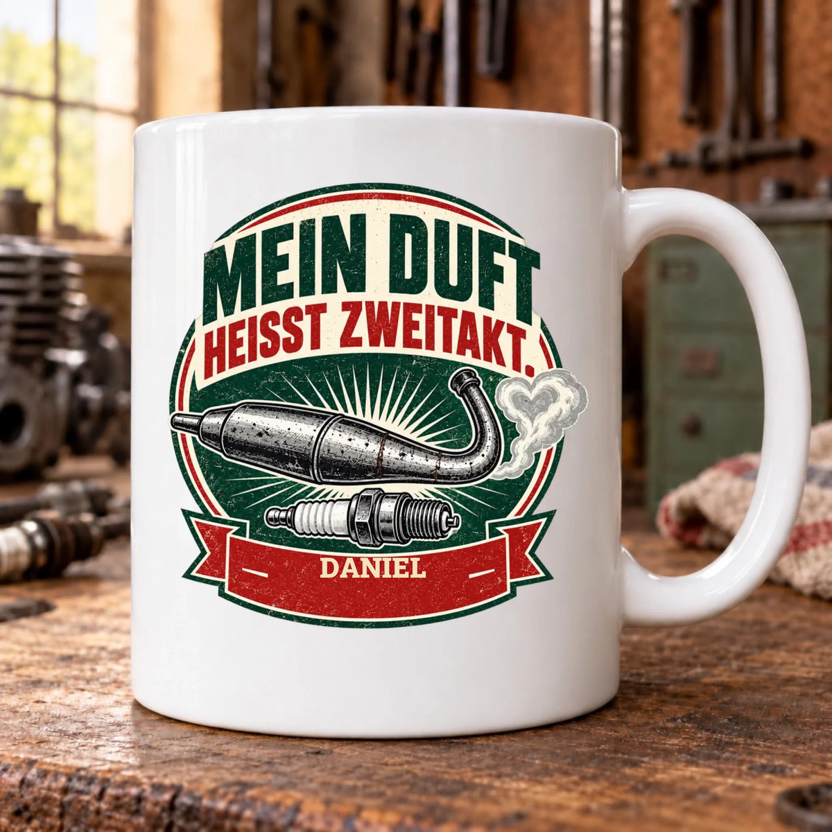 Mein Duft heißt Zweitakt – Tasse LENA im Werkstatt-Mockup