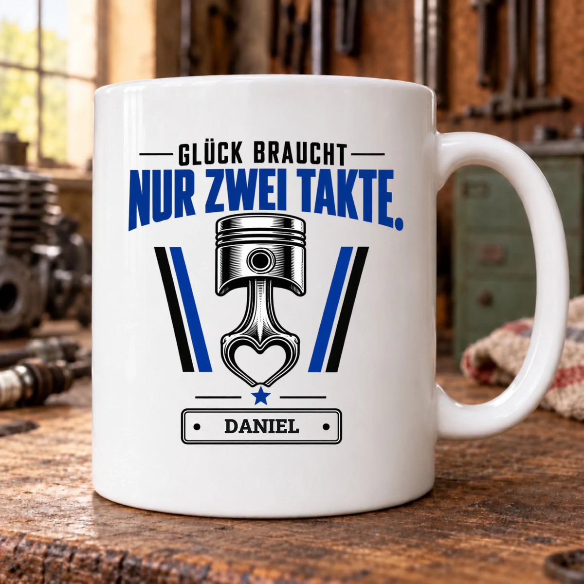 Glück braucht nur zwei Takte – Tasse LENA im Werkstatt-Mockup