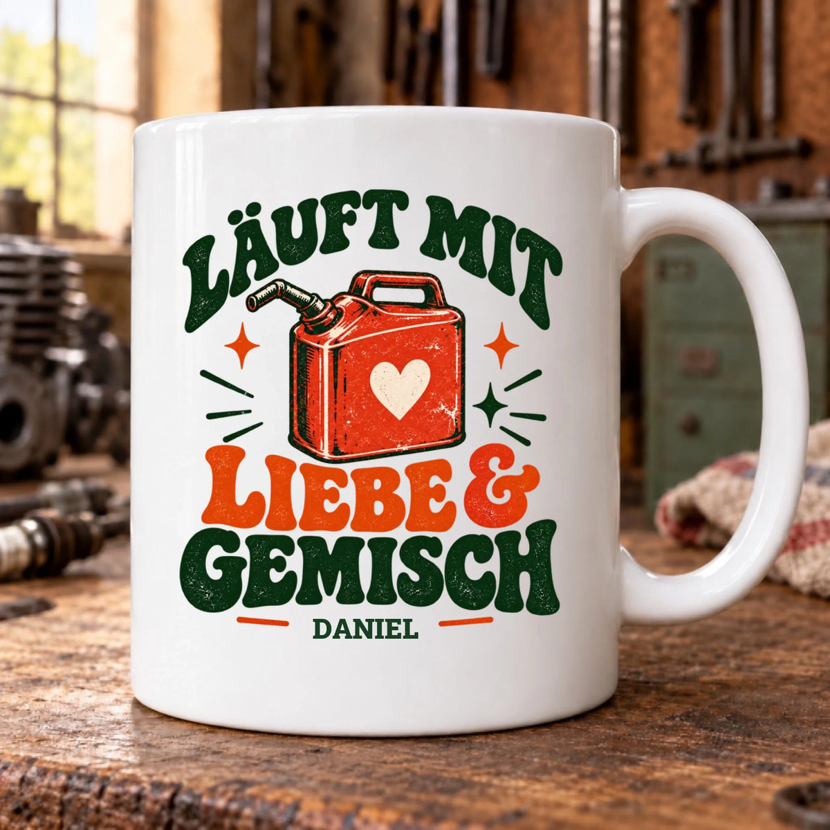 Läuft mit Liebe und Gemisch – Tasse LENA im Werkstatt-Mockup