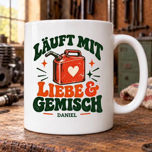 Läuft mit Liebe und Gemisch – Tasse LENA im Werkstatt-Mockup
