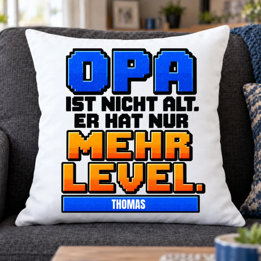 Opa ist nicht alt – Er hat nur mehr Level – personalisiertes Kissen mit Namen