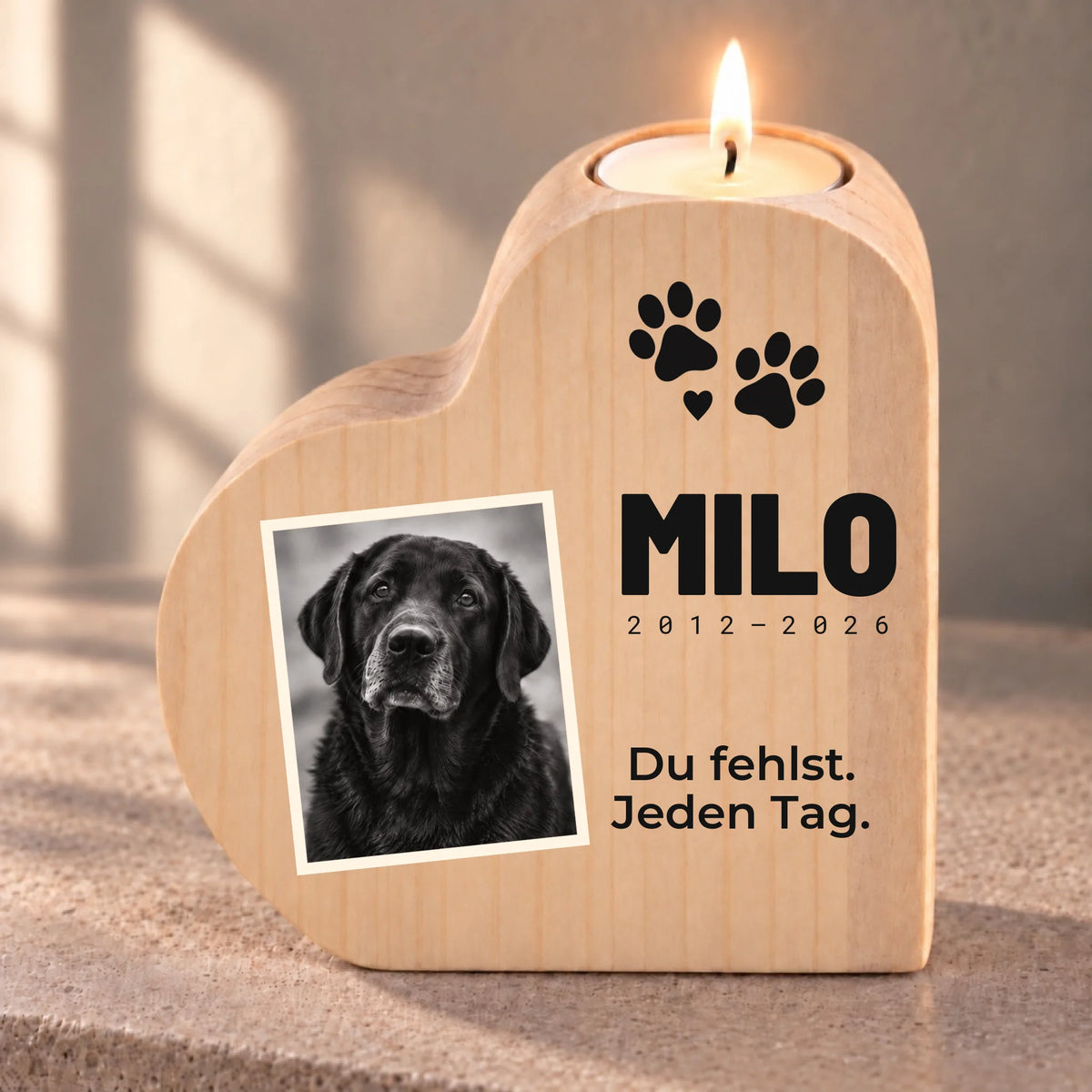 Du fehlst. Jeden Tag. – Tier-Gedenkherz mit schrägem Schwarzweißfoto