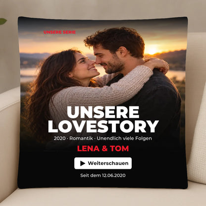 Unsere Lovestory – personalisiertes Fotokissen für Paare – 30×30 cm