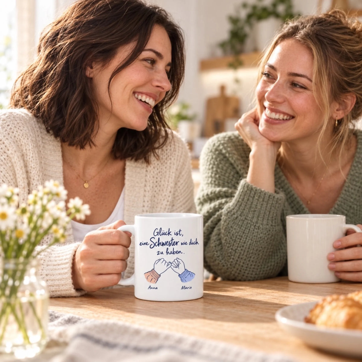 Schwestern beim gemeinsamen Kaffee mit personalisierter Tasse