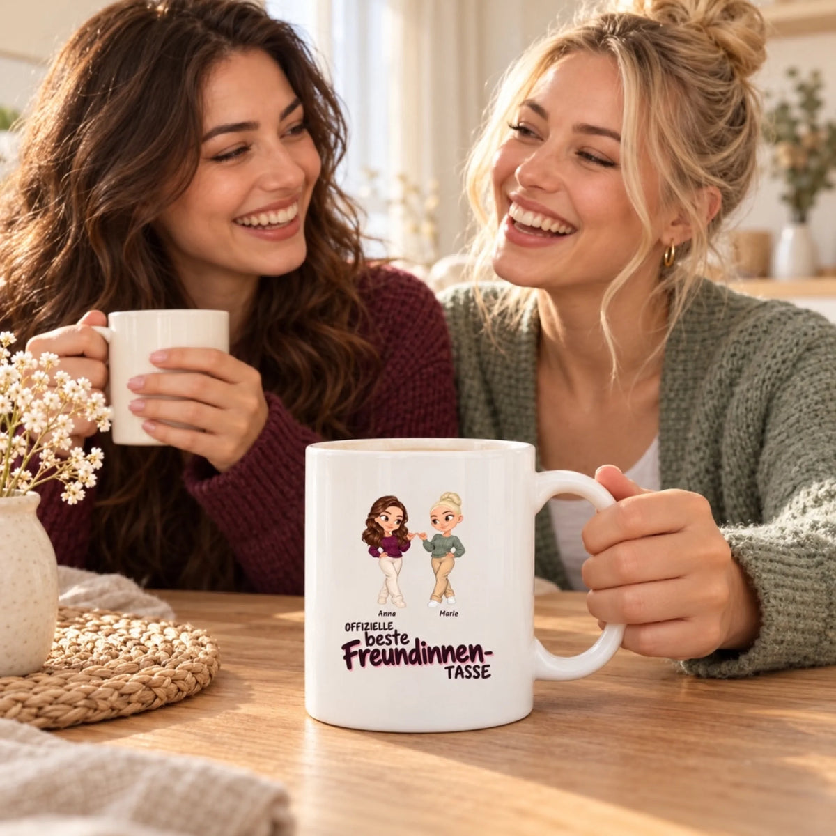 Zwei beste Freundinnen bei einer gemeinsamen Kaffeepause mit der personalisierten Chibi-Tasse